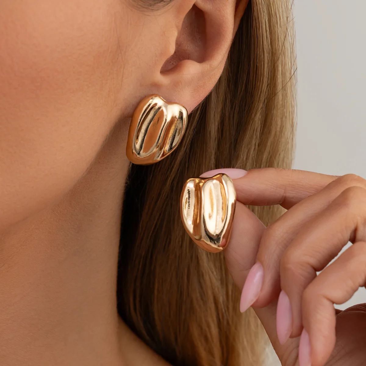 Vintage Gold Color Irregular Wrinkle Stud Earrings for Women Minimalist Geometric Piercing Ear Daily Party Jewelry Gifts