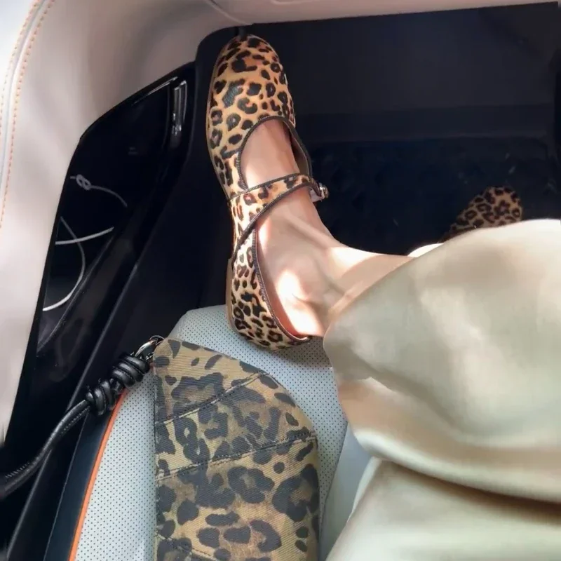 Zapatos de Ballet Mary Jane con estampado de leopardo y boca poco profunda a la moda para mujer, zapatos planos con hebilla y punta redonda para