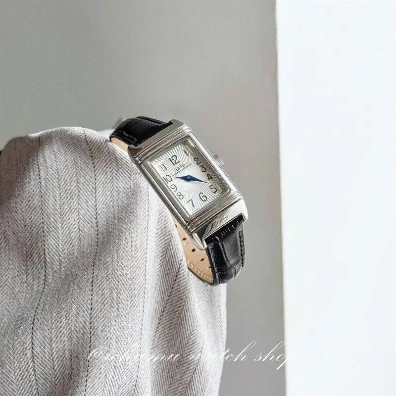 ساعة نسائية فاخرة بغطاء منزلق ذو إحساس ممتاز وبساطة كلاسيكية مربعة كوارتز 2025 هدية عيد ميلاد جديدة مقاومة للماء