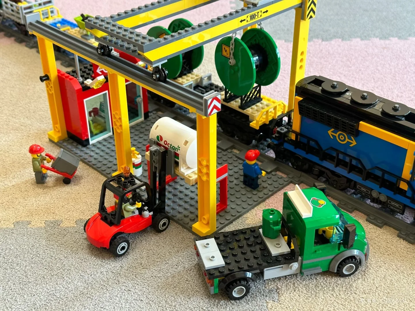 The new 1033PCS Red Track Cargo Train 60098 assembly desktop decoration is perfect for holiday gifts.