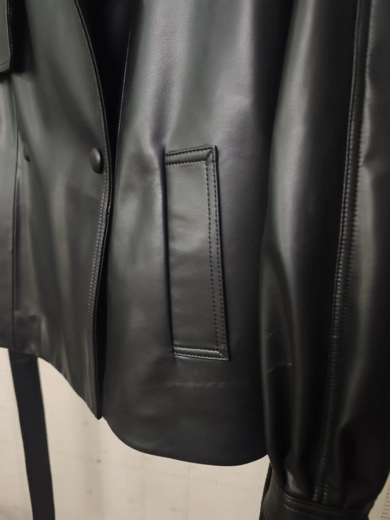 Damenmantel aus echtem Leder, kurzer Umlegekragen, luxuriöser, hochwertiger Herbst-Wintermantel für Damen