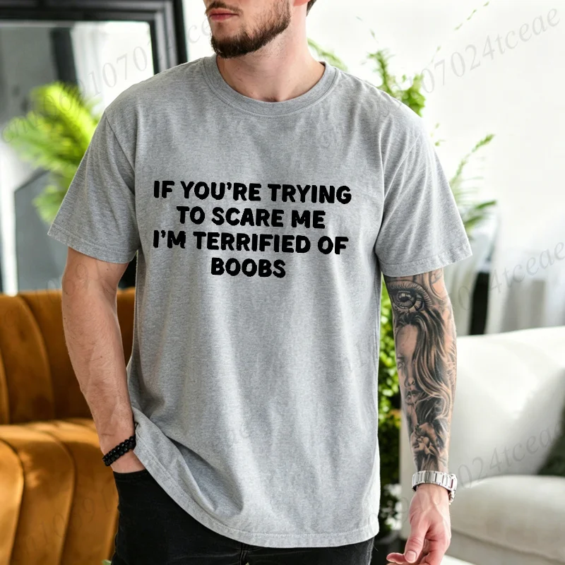 Lustiges sarkastisches Herren-T-Shirt: Wenn du versuchst, mich zu erschrecken, habe ich Angst vor Brüsten. Grafisches, lässiges, witziges, lockeres Oberteil für Männer. – Detail 2
