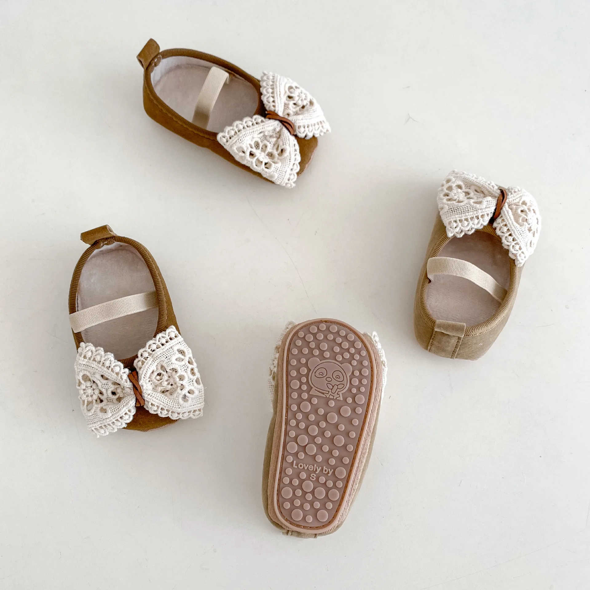 ​ ​ أحذية شتوية لعام 2025 للفتيات الصغيرات مشوا لأول مرة بتصميم فيونكة كبيرة أحذية مبطنة من الجلد الصناعي نعل ناعم مانع للانزلاق 0-18 شهرًا