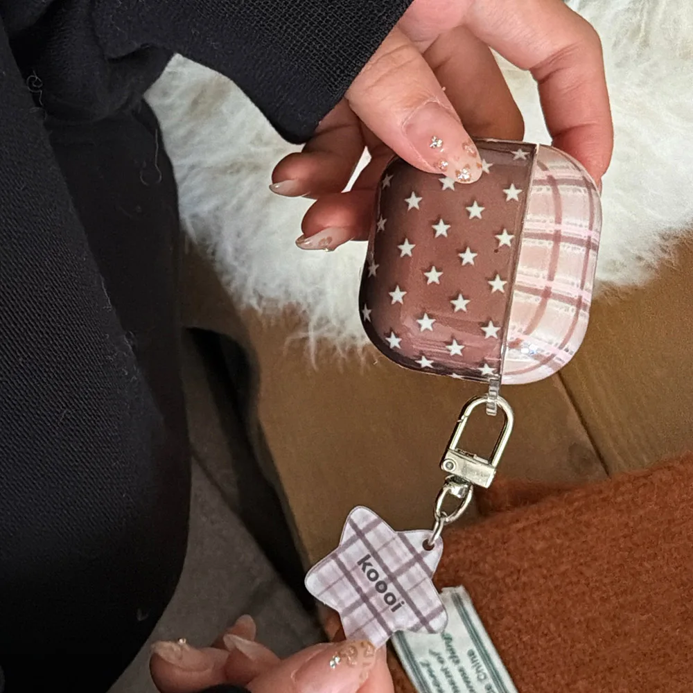 เคสหูฟังแบบนิ่มลายสก็อตสีน้ำตาลใส พร้อมจี้ดาวน่ารัก ป้องกันการตกกระแทก สำหรับ AirPods 1 2 3 4 Pro 3 2