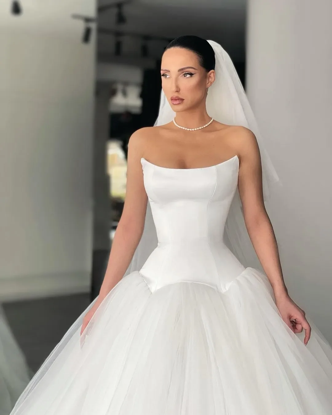 Simple Strapless A-line Wedding Dress Sheer Satin Bidal Gown Backless Modern Designer Bridal Gown Customization