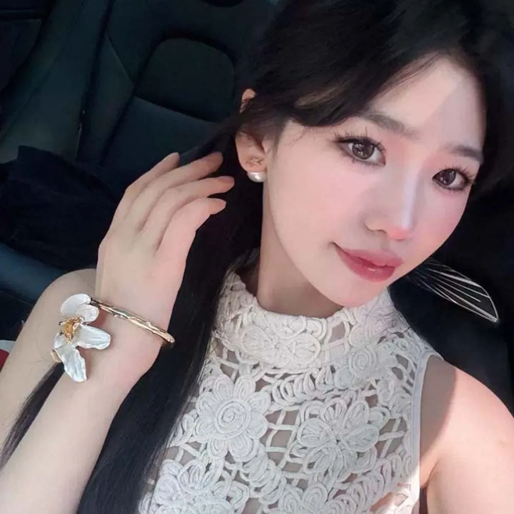 

Classical Openable Tulip Bangle Exaggerated Armlet Metal Flower Bracelet Geometric Irregular Women's Wrist Jewelry Versatile