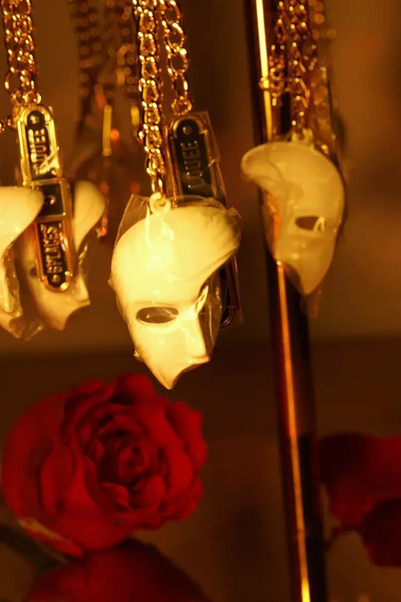 أوبرا فانتوم المفاتيح للنساء كيرينغ حقيبة سحر قلادة سيارة Airpods صندوق مفتاح الملحقات هالوين