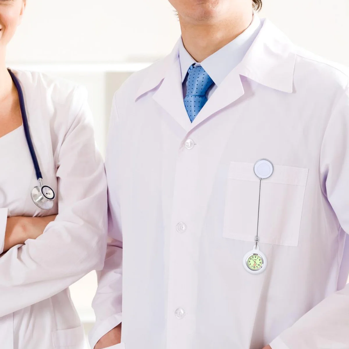 1 قطعة ممرضة ساعة شارة بكرة ساعة الجيب الوجه المبتسم تصميم كليب على ساعة للطلاب الممرضات الضوء الأزرق