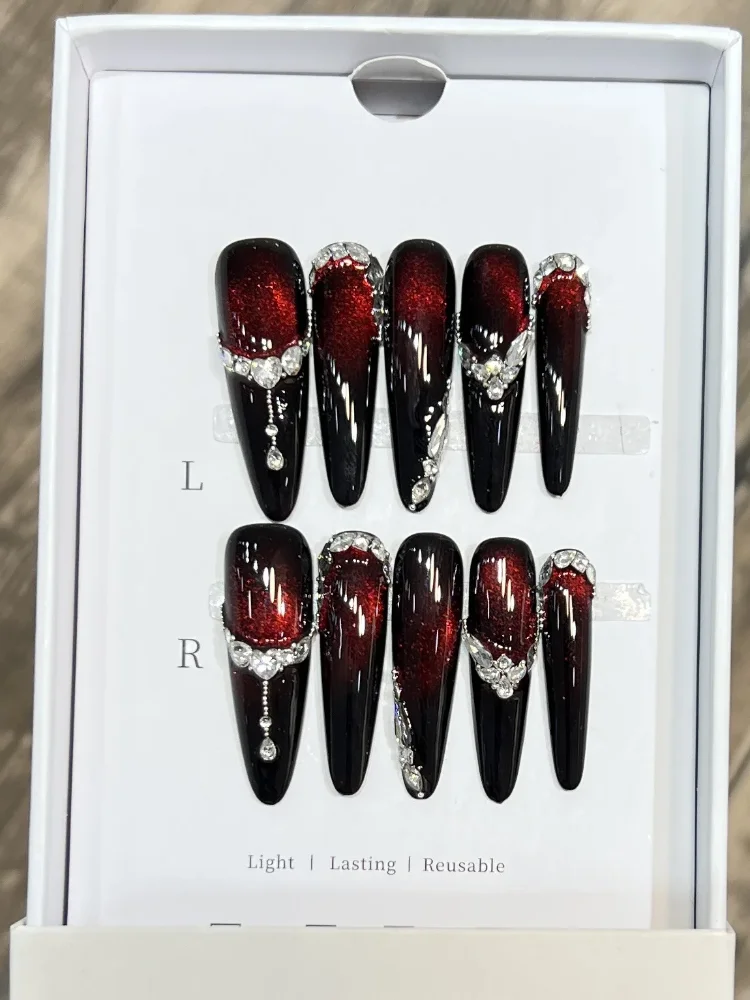 10 Stück Lange Stiletto Handgemachte Aufklebenägel Schwarz-Rot Farbverlauf Katzenauge Künstliche Nägel Luxus Strass Quasten Fake Nails für Frauen