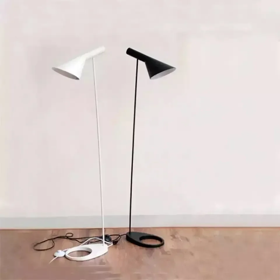 Lampada da terra minimalista AJ Lampada da terra moderna Soggiorno Postmoderno Designer nordico Camera da letto contratta di lusso in stile ferro nero