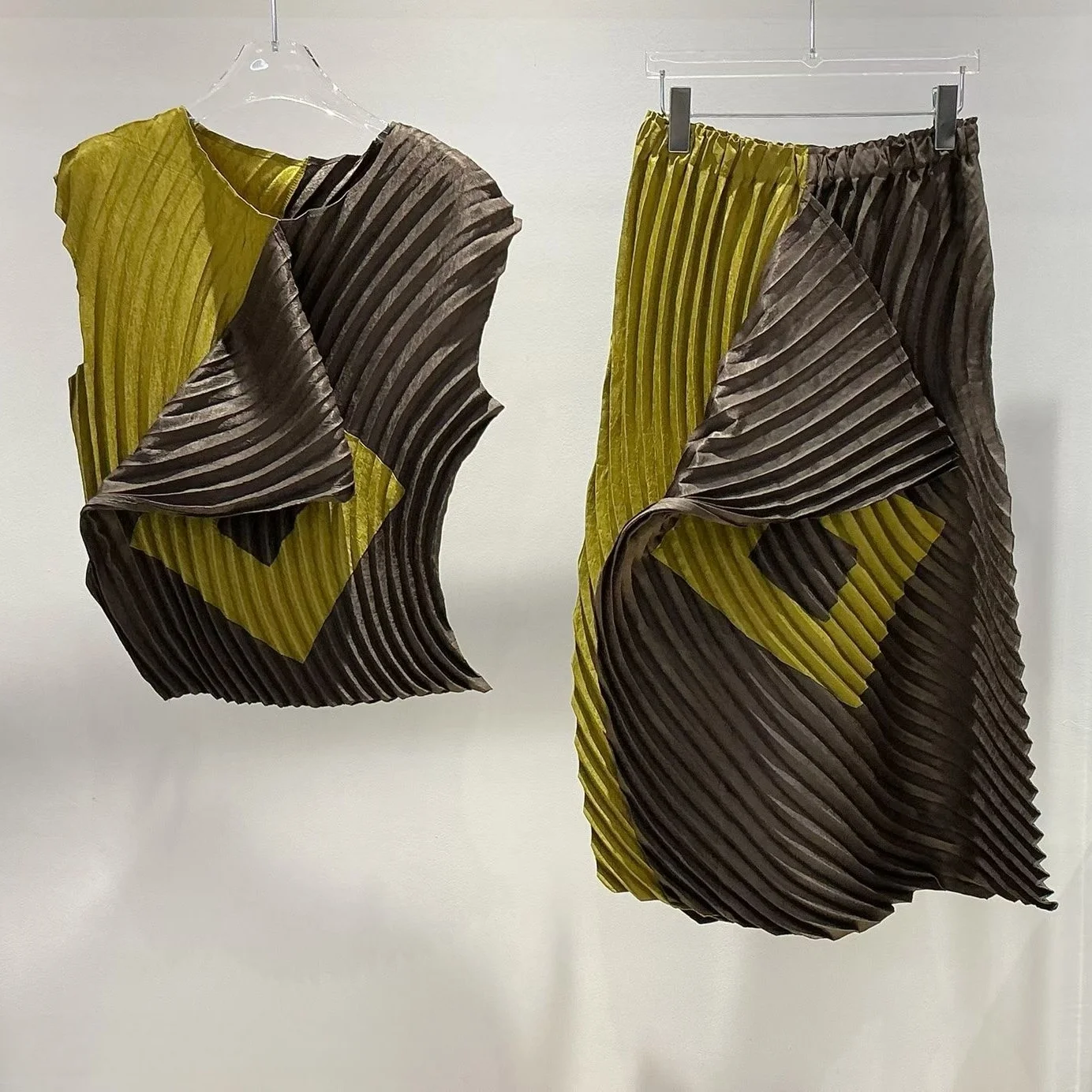 

Новый комплект: топ ручной работы с плиссировкой «аккордеон» и асимметричная юбка. Повседневный модный комплект из плотного полиэстера. Женская футболка.