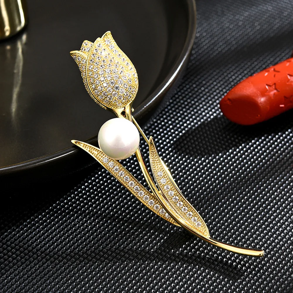 

Fashion Trend Luxury Tulip Brooch Design Sensual Lady Natural Freshwater Pearl Pin Diamond Jewelry Wedding Party Decoration Gift