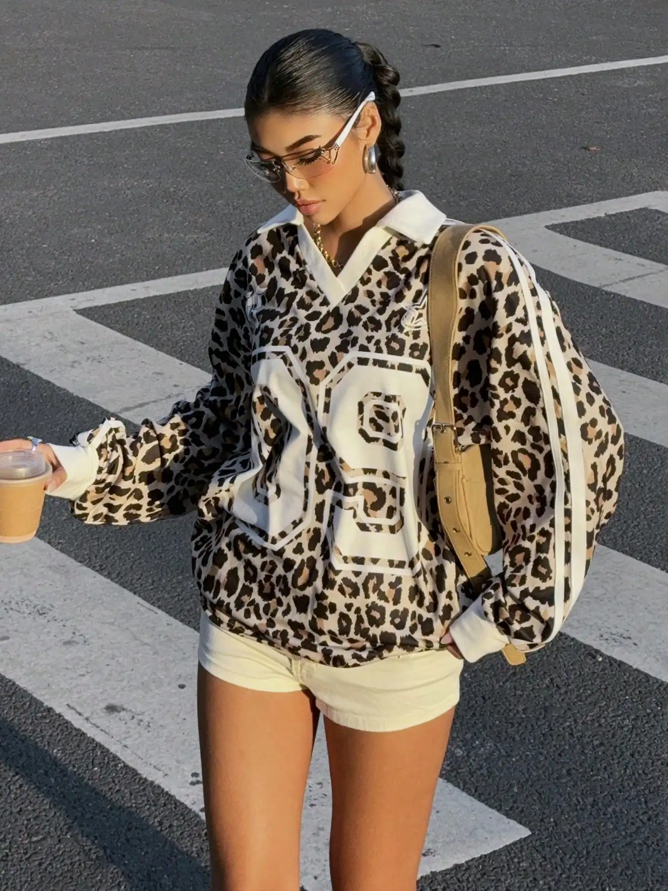 Sudadera gráfica con estampado de leopardo para mujer con cuello en V y mangas largas, ropa de calle informal para otoño