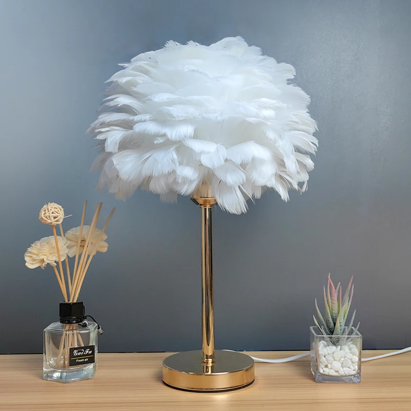 

White Feather Lamp with USB Charging Port Modern Table Lamp Cute Romantic Bedside Light for Girl Room Childrens Room Wed Decorat
