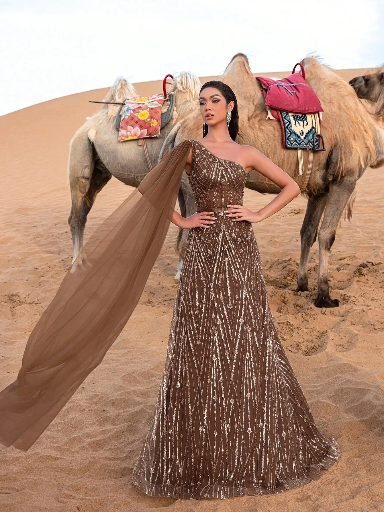 Preciosos vestidos formales y vestidos de noche con cuentas y lentejuelas y mangas tipo capa con un solo hombro