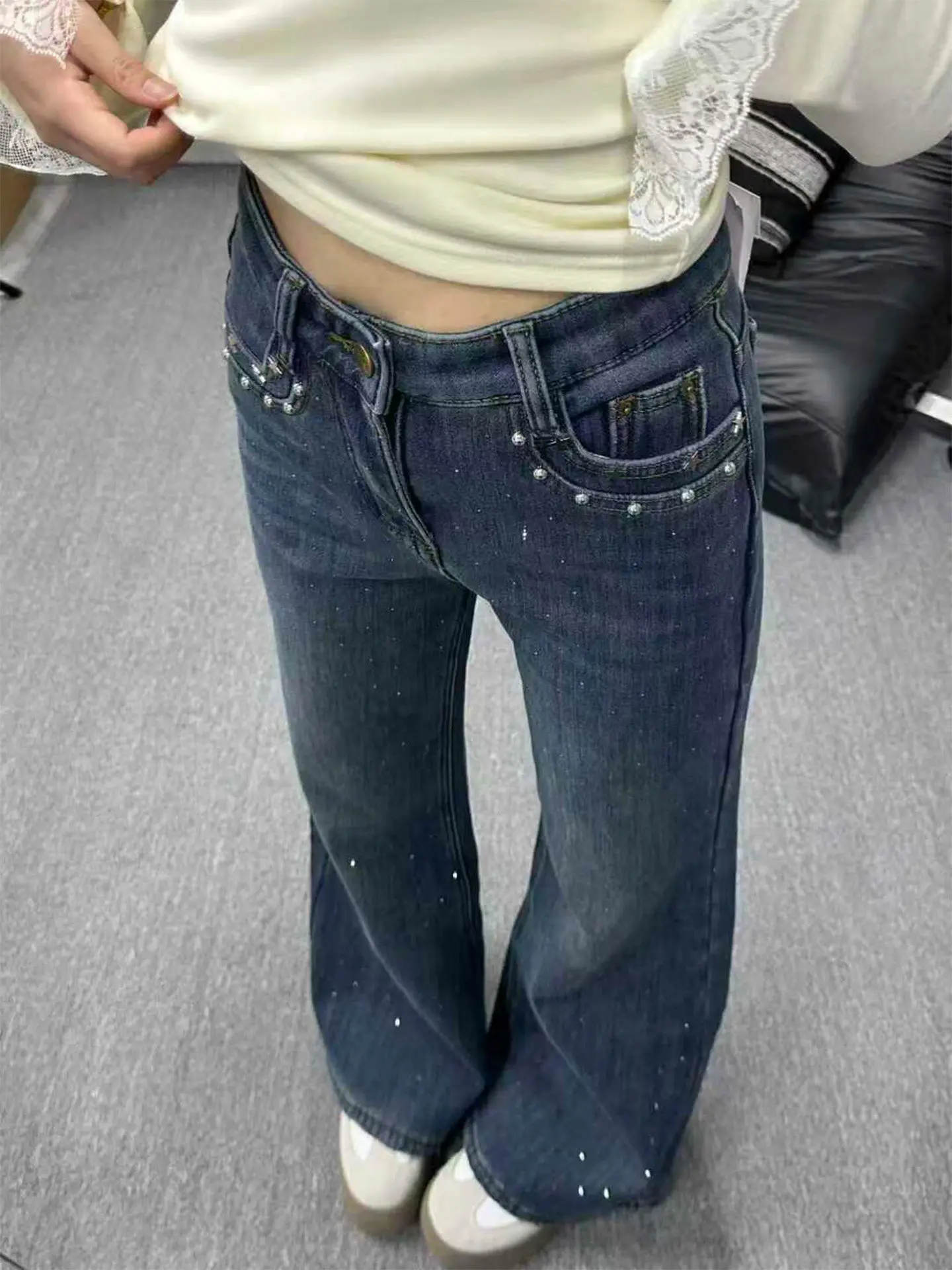 

Корейские джинсы с заклепками для женщин, новинка 2026 года, повседневные брюки-клеш в стиле High Street, винтажные, с эффектом потертости, длинные, с карманами