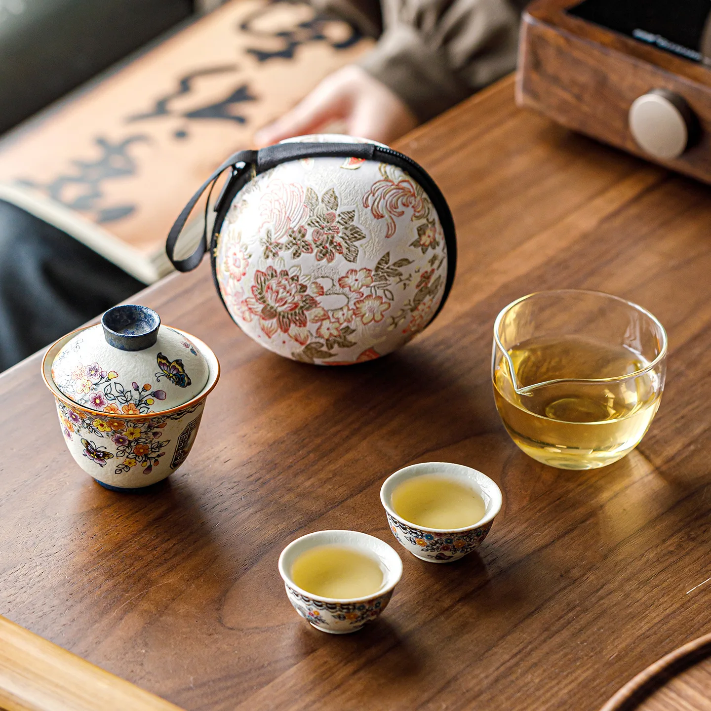 Blue and White Window Flower Butterfly Dance Cover Bowl Quick Cup Outdoor Camping Travel Set Ceramic Tea Set for Tea Drinking