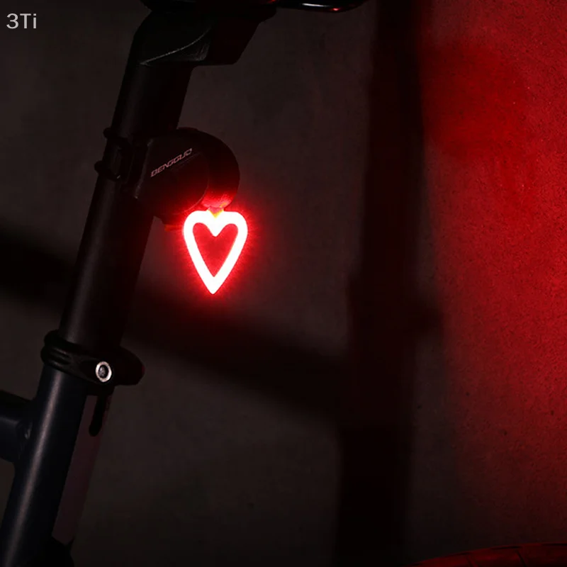 Coda per bicicletta circolare a forma di cuore creativo impermeabile 3 luci regolabili Luci freno per mountain bike Accessori per la guida della bicicletta