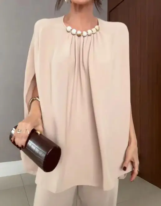 Zestaw damski: elegancki top z okrągłym dekoltem, rękawami typu nietoperz i luźnym krojem, zdobiony perłami w jednolitym kolorze, oraz spodnie z szerokimi nogawkami – stylowy komplet na rok 2025.