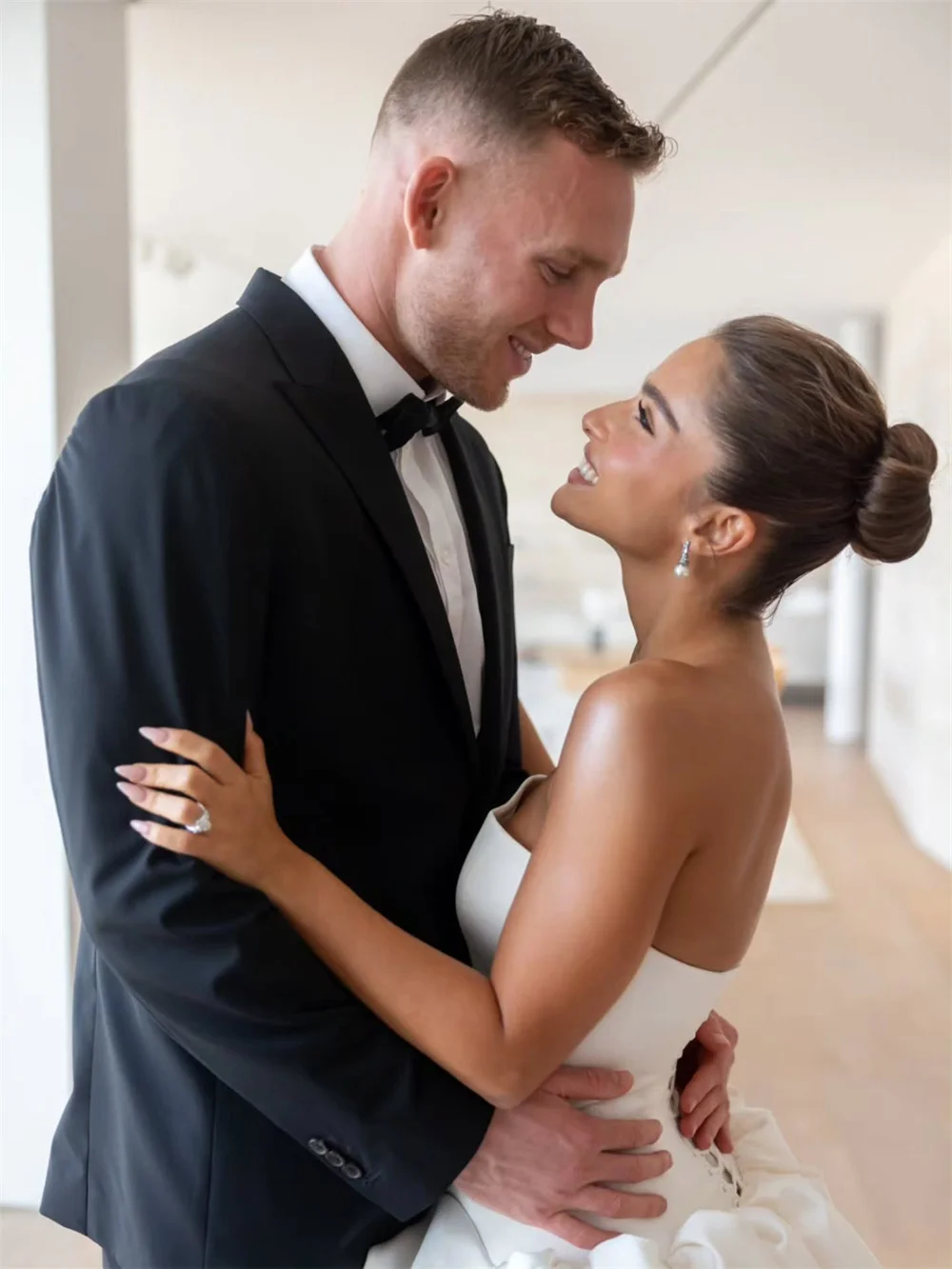 طوكيو مخصص فساتين زفاف أنيقة من الساتان بدون حمالات بدون أكمام من الخلف برباط علوي زي العرائس 2025 فساتين زفاف بيضاء على شكل حرف a #5