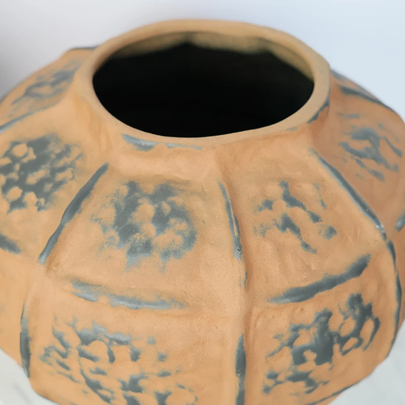 

Creative flower arrangement at the entrance of the homestay Dried flower arrangement pendulum