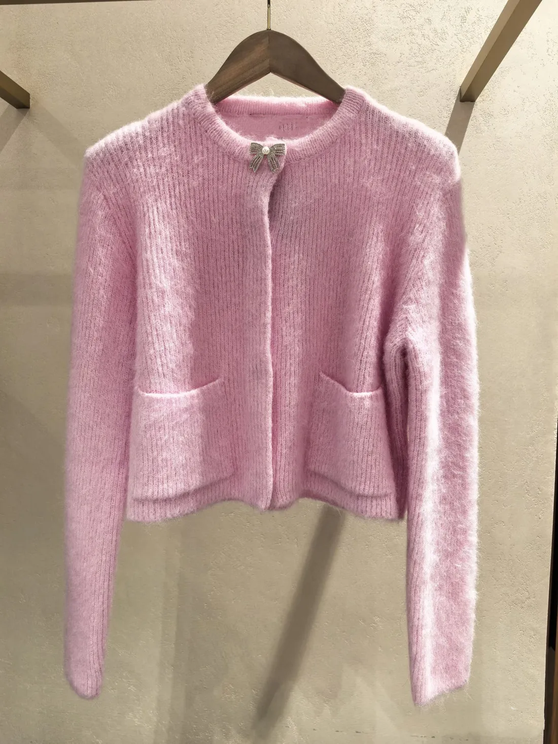 High-End-Version Europäische Sle gestrickte lange Sve-Knoten verzierte Diamant-Damenoberteil rosa offene Strickjacke