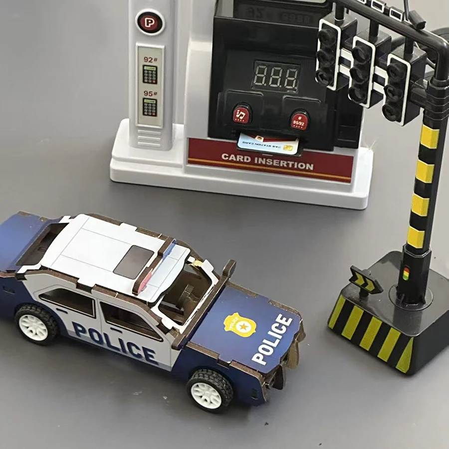 Zusammengebaute 3D-Bausteine, zusammengebautes Polizeiauto aus blauem und weißem Holz, zusammengebautes Automodell. Bausteine zur Desktop-Dekoration.