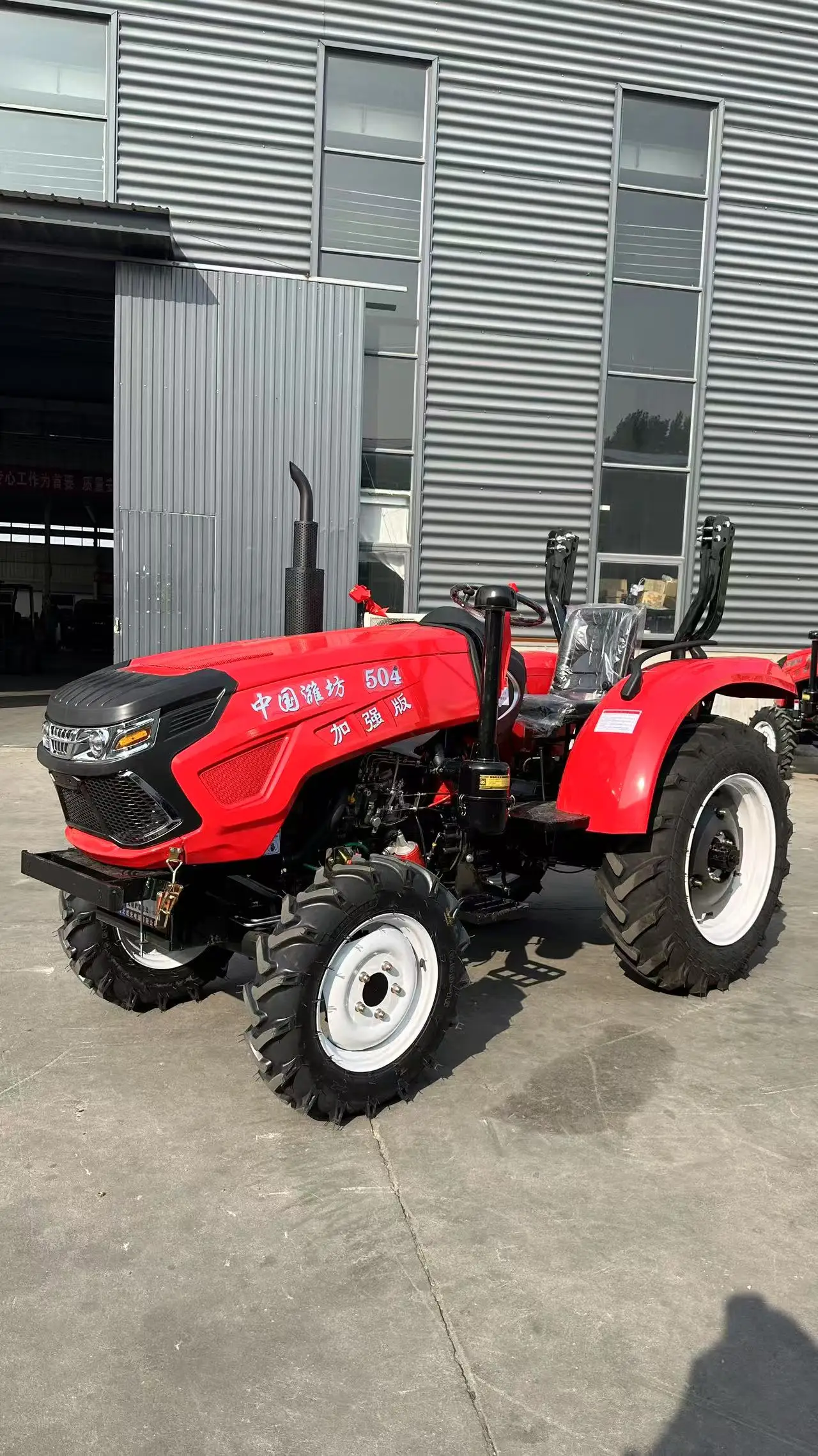 704 معدات زراعية جديدة بعجلات 50 حصان جرار زراعي صغير