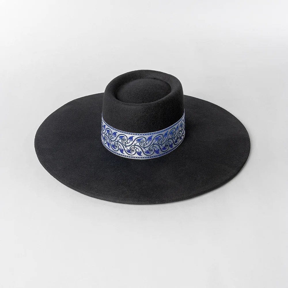 

New Fashion Retro Elegant Round Top Embroidered Ribbon Wool Wide Brim Hat Concave Shape Runway Hat