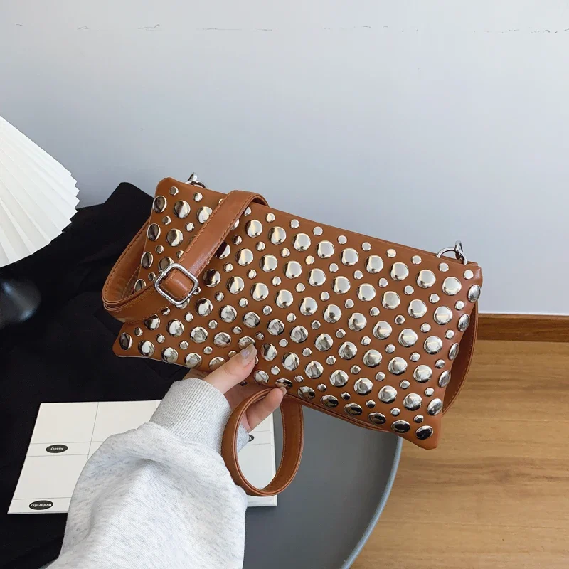 

Дизайнерская сумка-клатч с геометрическим рисунком, новинка 2025 года, трендовая маленькая сумка через плечо для телефона, сумка через плечо с заклепками в стиле ретро, модные вечерние кошельки