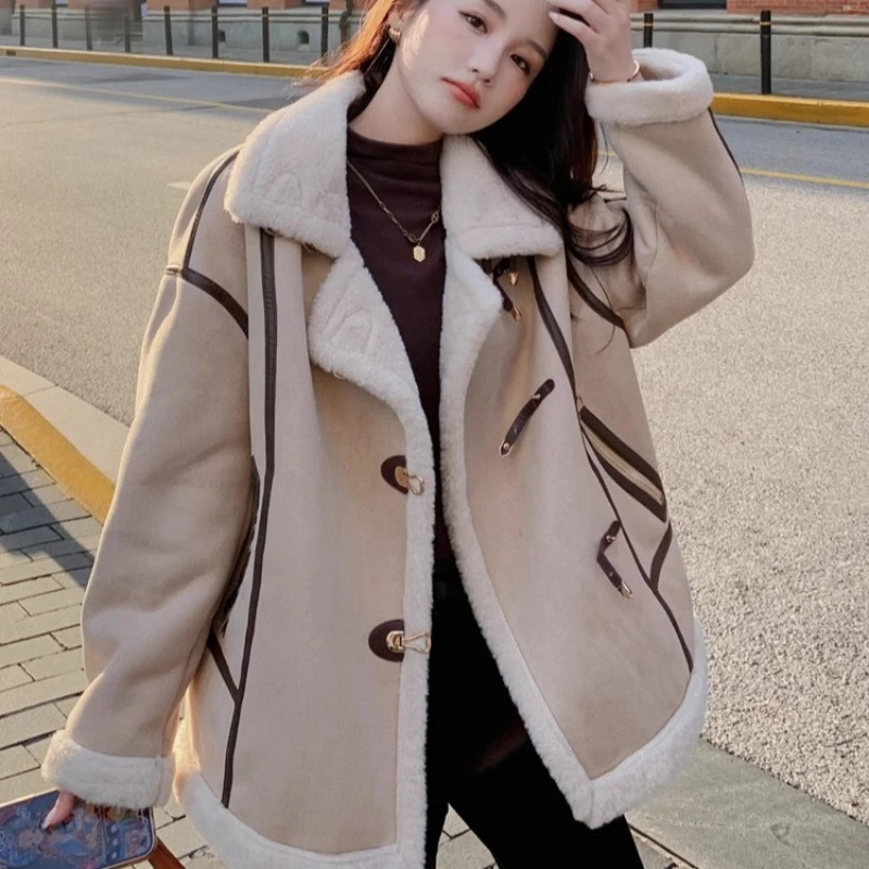 

2025 Осень и зима Новые женские топы Пальто из искусственного меха из овечьей шерсти с отложным воротником и длинными рукавами Однобортные свободные стеганые пальто