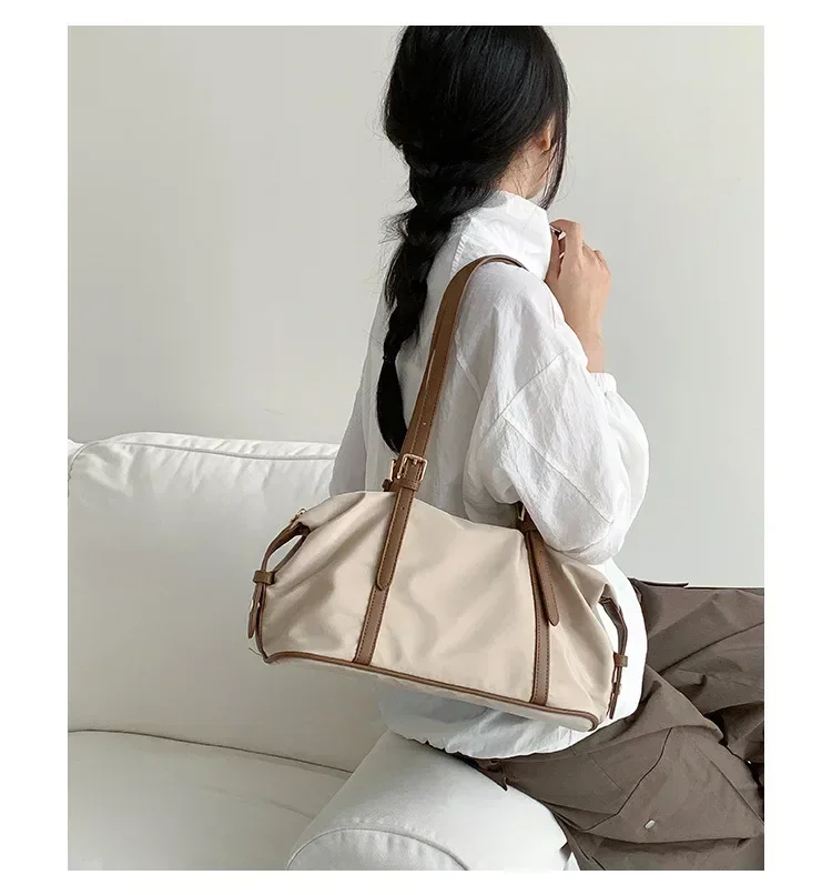 Bolsa para axilas de nailon de estilo coreano 2025: ocio sencillo, franjas de diferente color de gran capacidad, bolsa deportiva para fitness para mujer