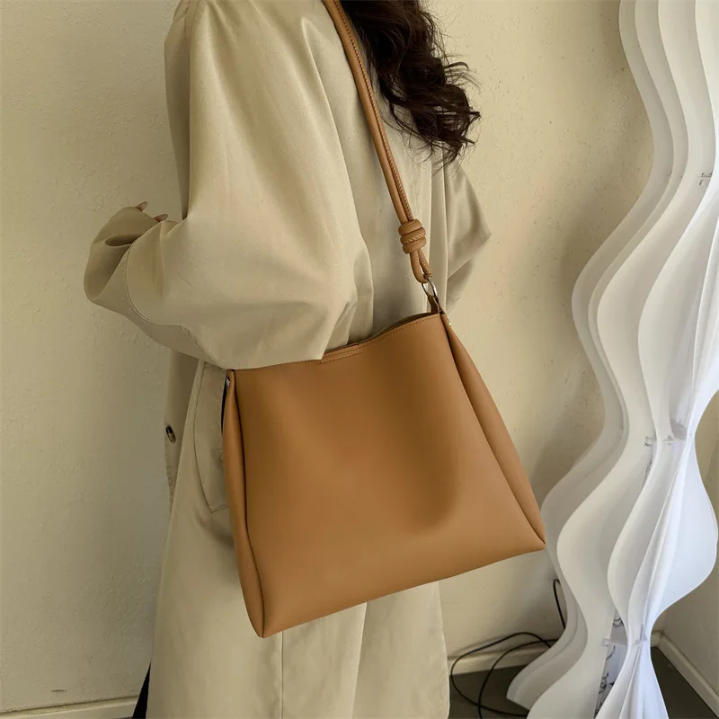 Koreanische Version der Pendler-Tasche mit großer Kapazität für Damen, Leder-Umhängetasche für Frauen, einfarbige Tragetaschen – Detail 2