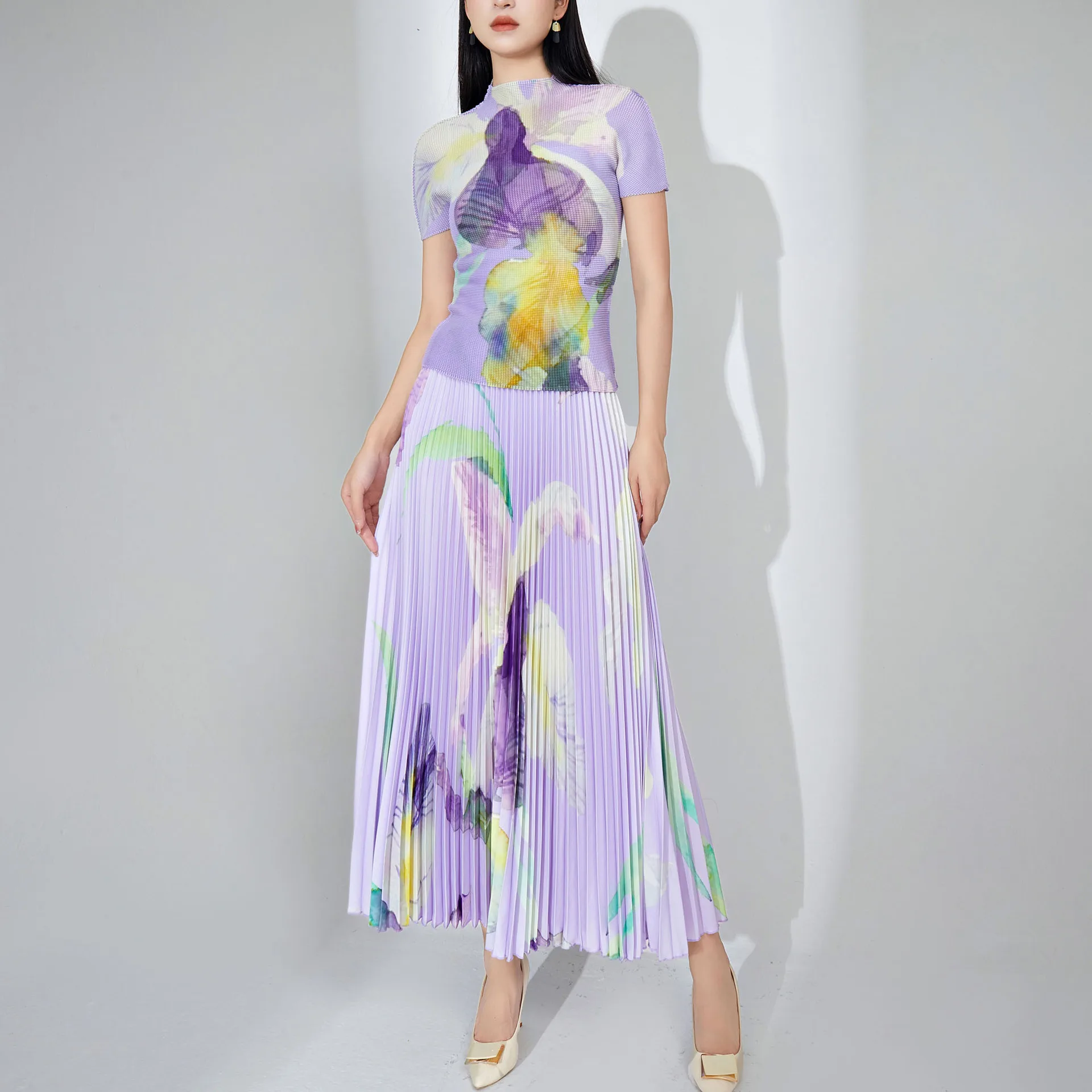 

High-quality, best-selling women's two-piece summer print slim-fit short-sleeved T-shirt and versatile pleated skirt set.