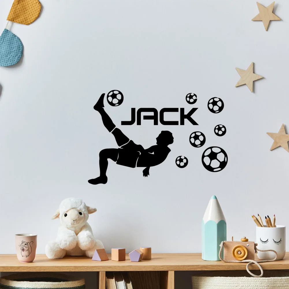 1 szt. Modne, personalizowane naklejki ścienne z imieniem chłopca grającego w piłkę nożną, wodoodporne naklejki ścienne, dekoracja do sypialni, murale