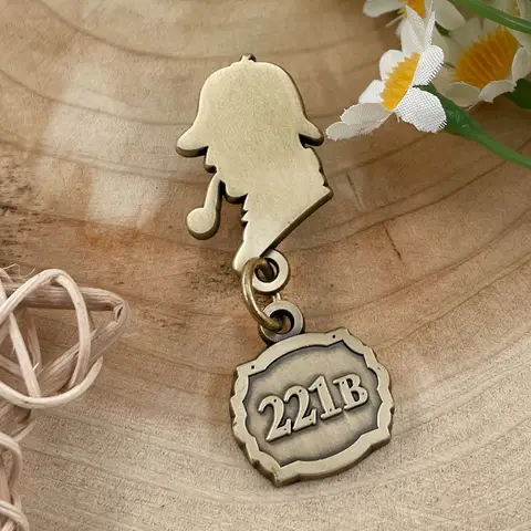 Badge de détective, nouveau personnage de résidence 221B, broche en métal Vintage, littérature classique, accessoires périphériques, cadeau pour ami et Fan