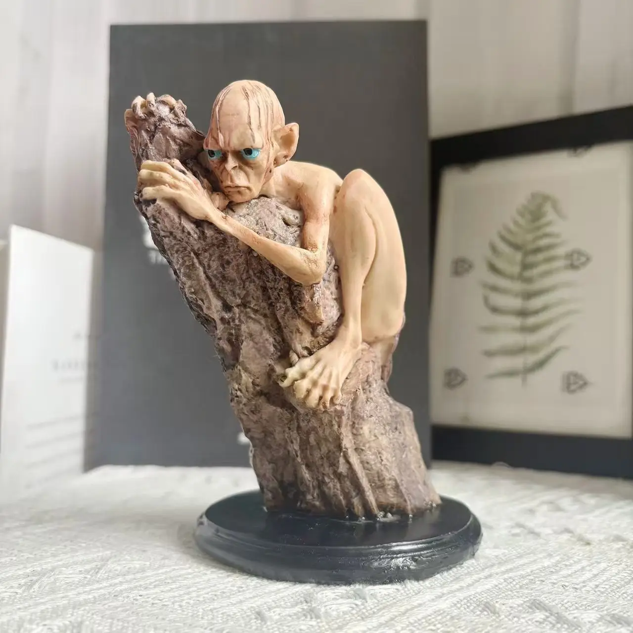 Estatua de Gollum colorida, figura coleccionable, estatua de escalada de árbol de Gollum de resina, adorno de imitación de cobre temático