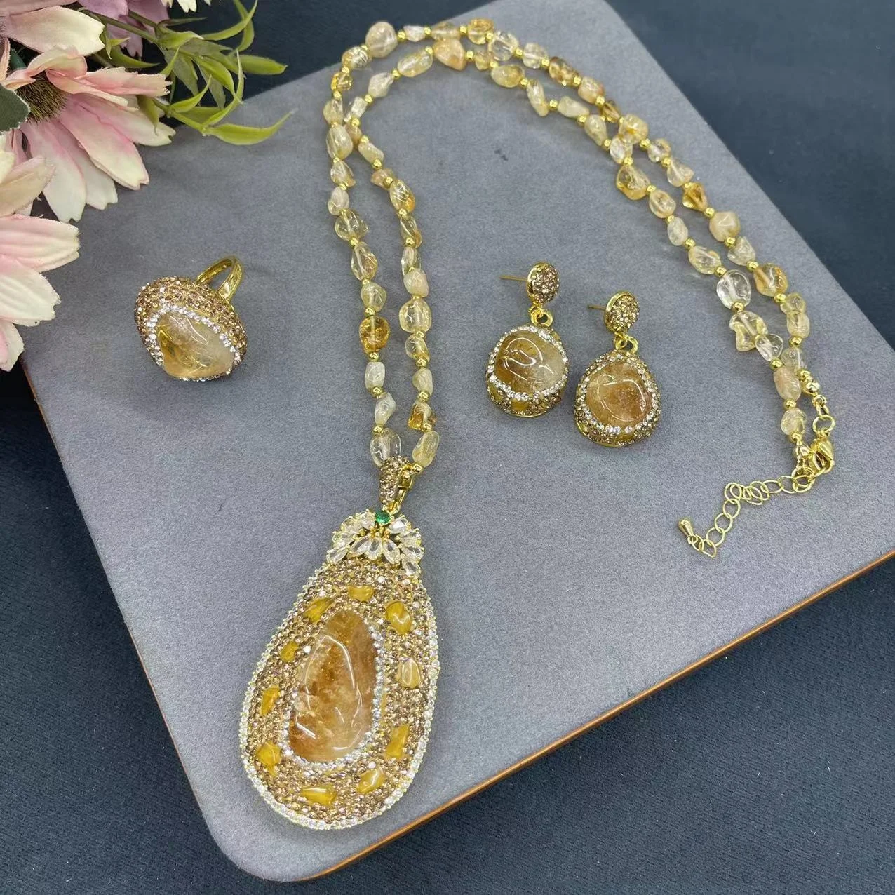 

Natural citrine inlaid with small crushed stones, original ore, chain body, sweater chain, three piece set