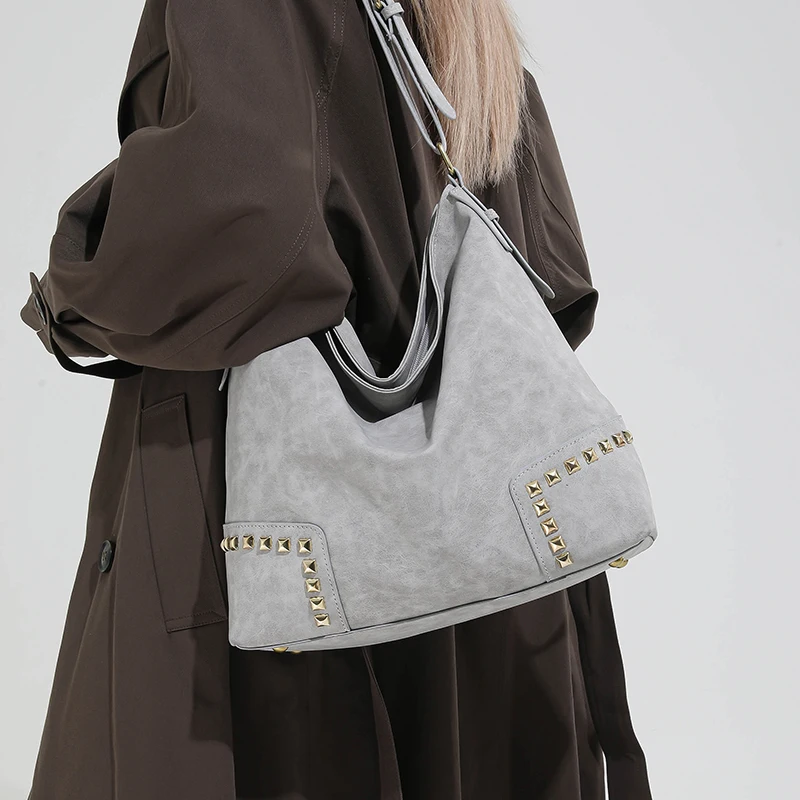 

Женская сумка-хобо из искусственной замши с золотыми заклепками, регулируемым ремнем, в стиле ретро, минималистичная, повседневная, для офиса, через плечо, 2026