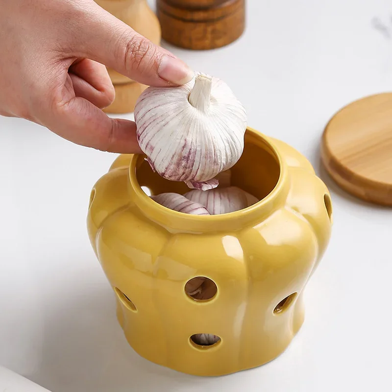 Creative Kitchen Ginger Garlic Storage Jar Ventilated Perforated Ceramic Storage Can White Aromatherapy Candle Storage Jars