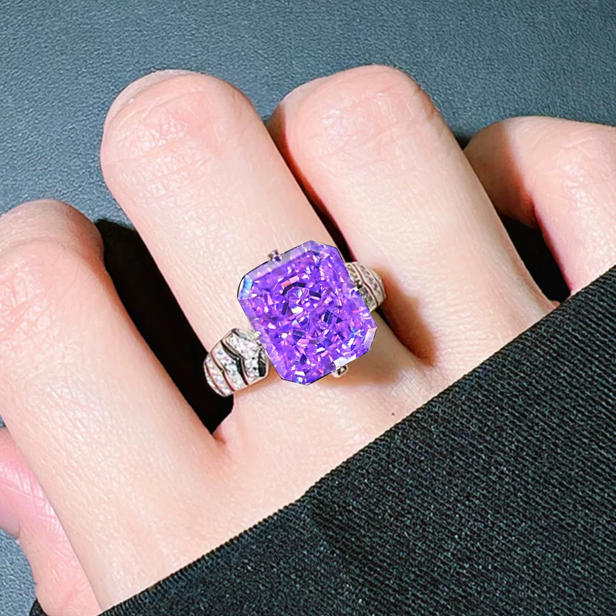 Neuer Trend: Gravierter Hochkarätiger Diamant-Quadrat-Edelsteinring, Damen-Partyschmuck – Detail 10