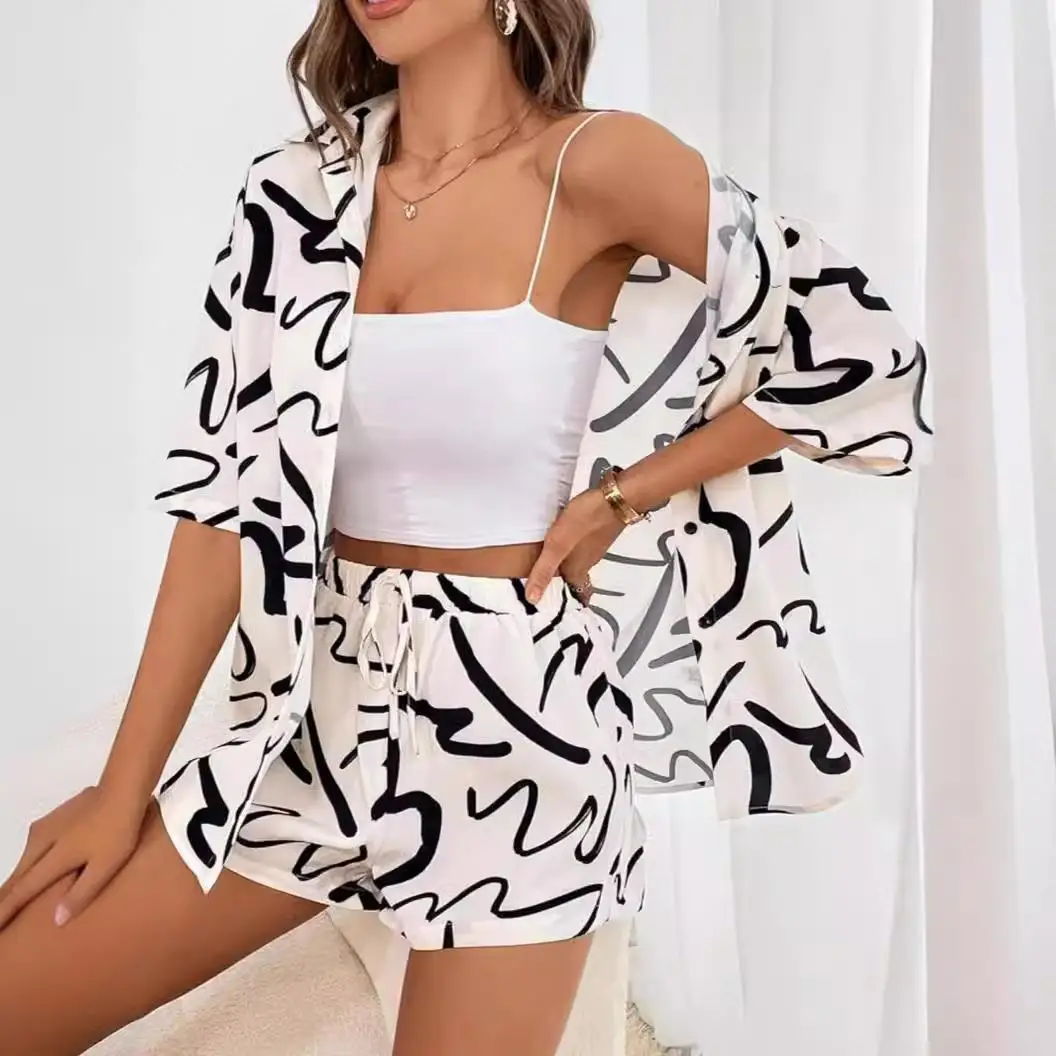 

Women's Printed Shirt Top And Shorts Set Winter Commute Style Floral Pattern Three-piece Set Fashionable And Stylish