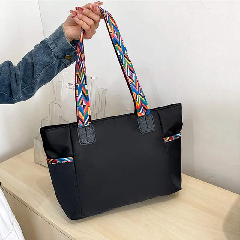 

Женская черная большая сумка с яркими ремнями, практичная для повседневных прогулок, покупок, стильная просторная легкая повседневная сумка