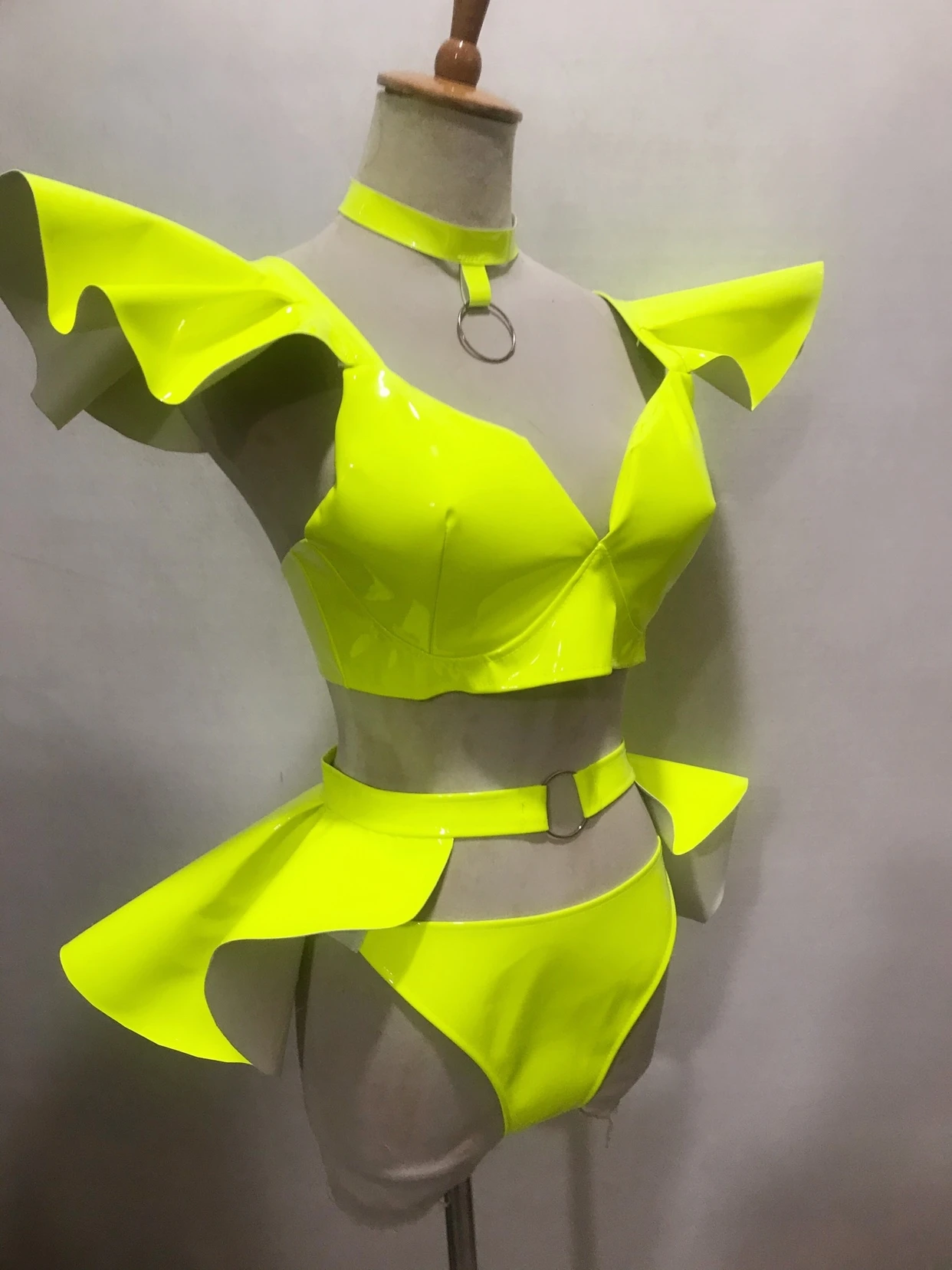 Fluorescerend geel sexy toneelvoorstelling kostuum zilver lakleer bikini minirok festival party show rave dans outfit