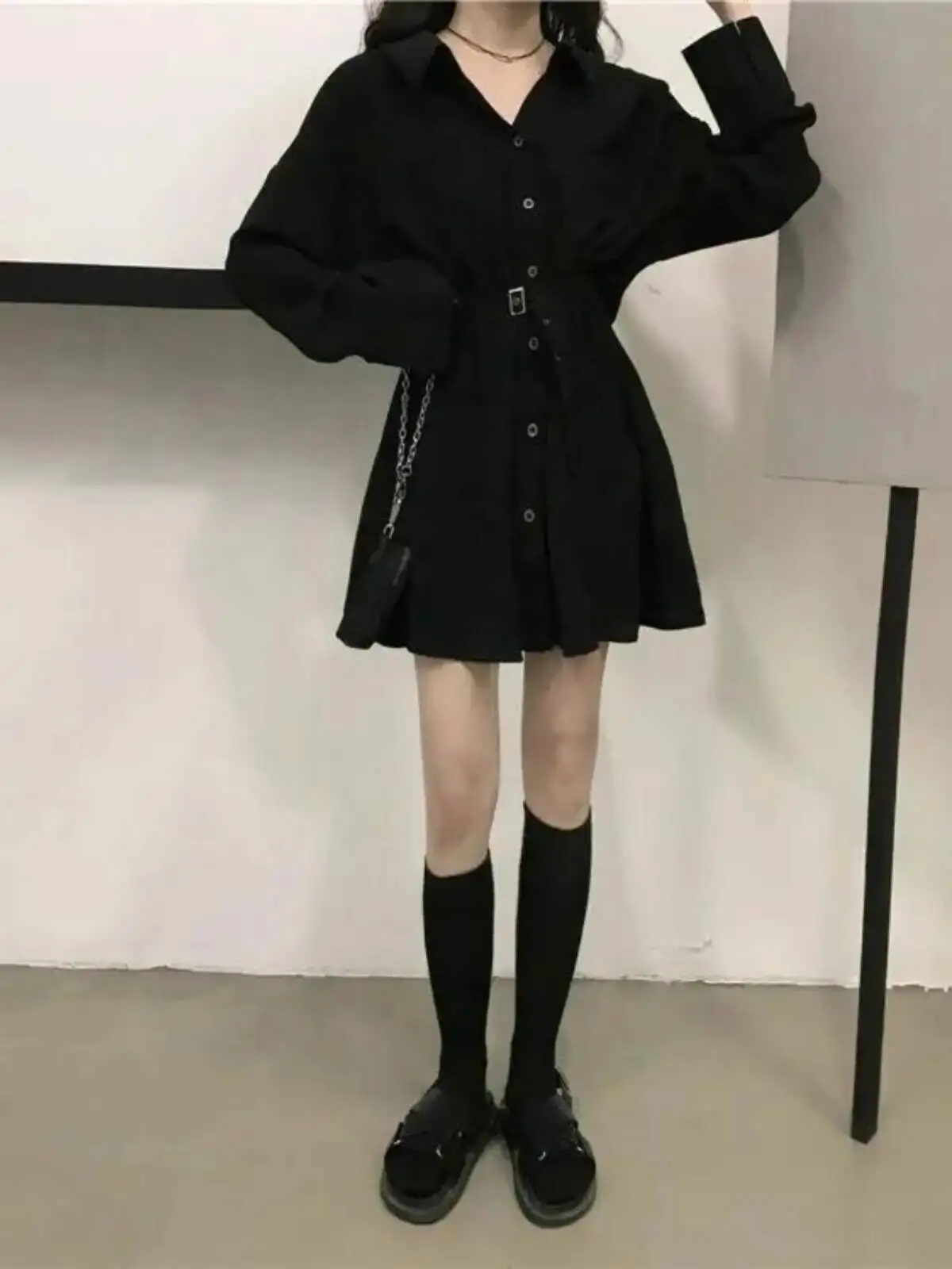 ชุดเดรสสีดําฝรั่งเศส 2025 ฤดูใบไม้ผลิใหม่ผู้หญิงเข้ารูปพอดีเอวชุดเดรสสีดําเล็กๆชุดเสื้อเชิ้ตแขนยาว