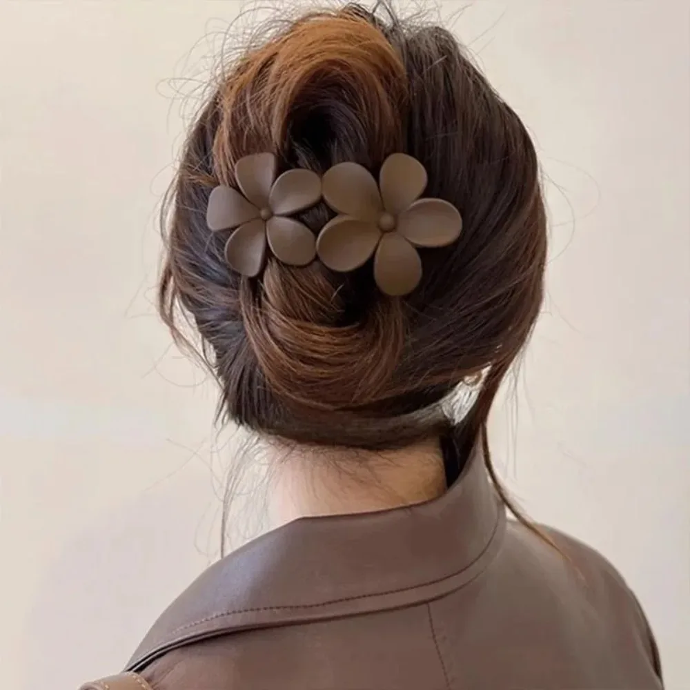 Neue Französische Matte Blumen-Haarspange Schwarze Florale Haarklammer Rutschfeste Haarklammer Elegantes Haar-Accessoire – Detail 4