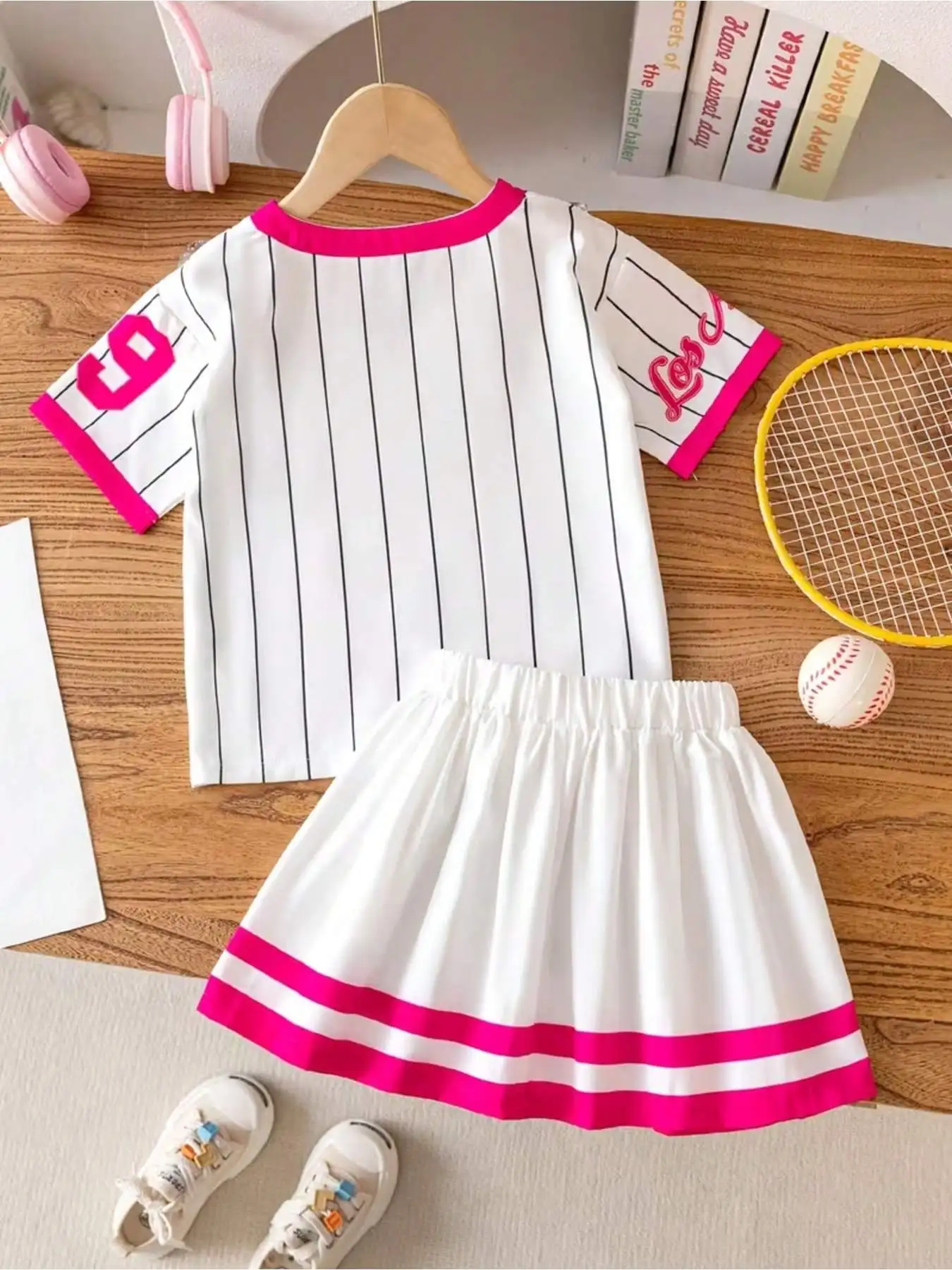 Kinder-Bekleidungsset: V-Ausschnitt, gestreiftes, alphanumerisch bedrucktes Kurzarm-T-Shirt, elastische Taille, lockere Shorts, Outfit für Kinder – Detail 5