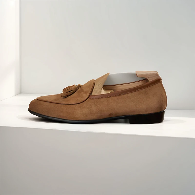 Mocassins masculinos de couro de vaca, bico redondo, slip-on, borla, vestido, sapatos casuais de escritório, feitos à mão