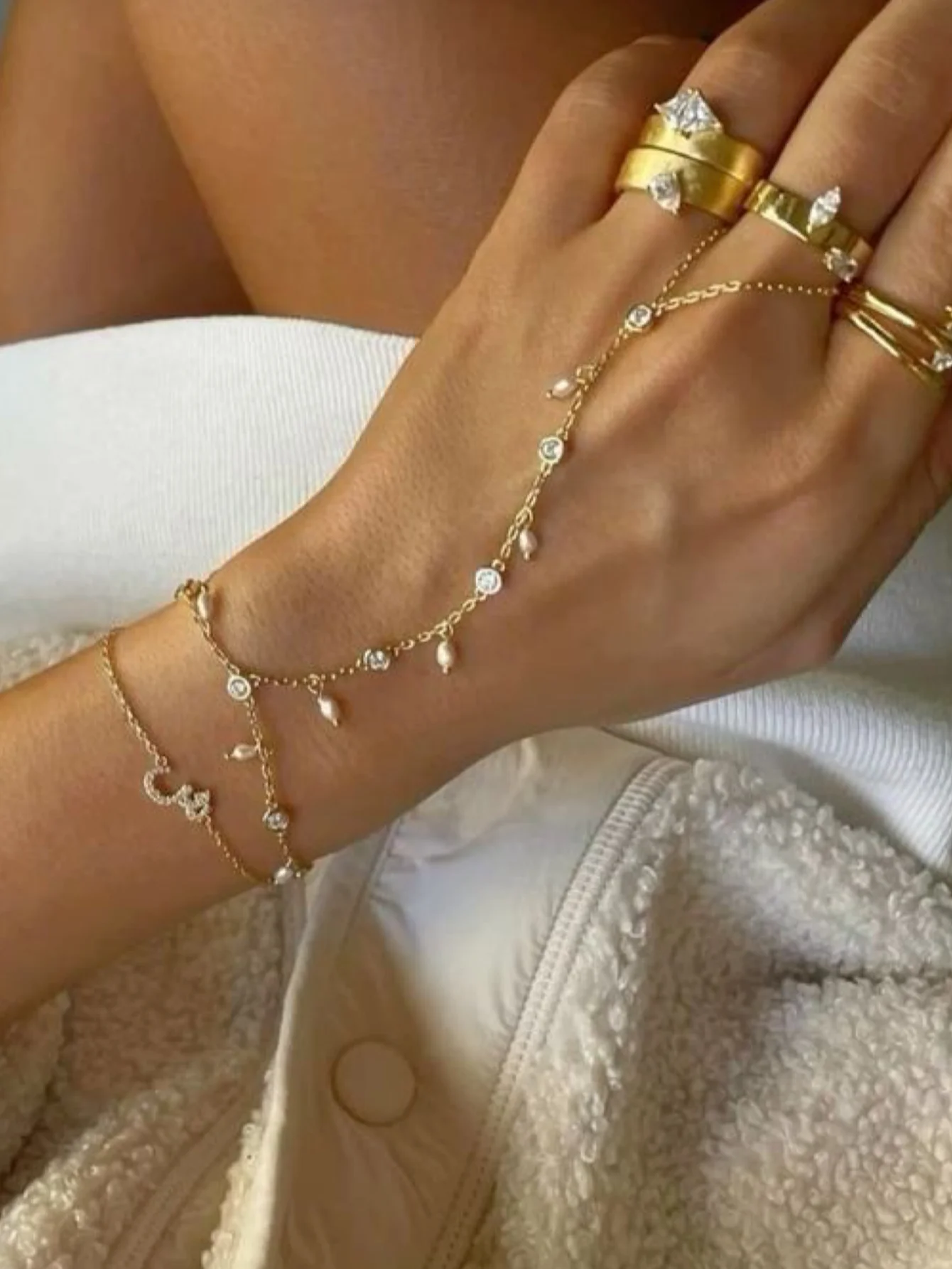 Elegant ladies' mini imitation pearl charm finger linked bracelet minimalist party gift jewelry