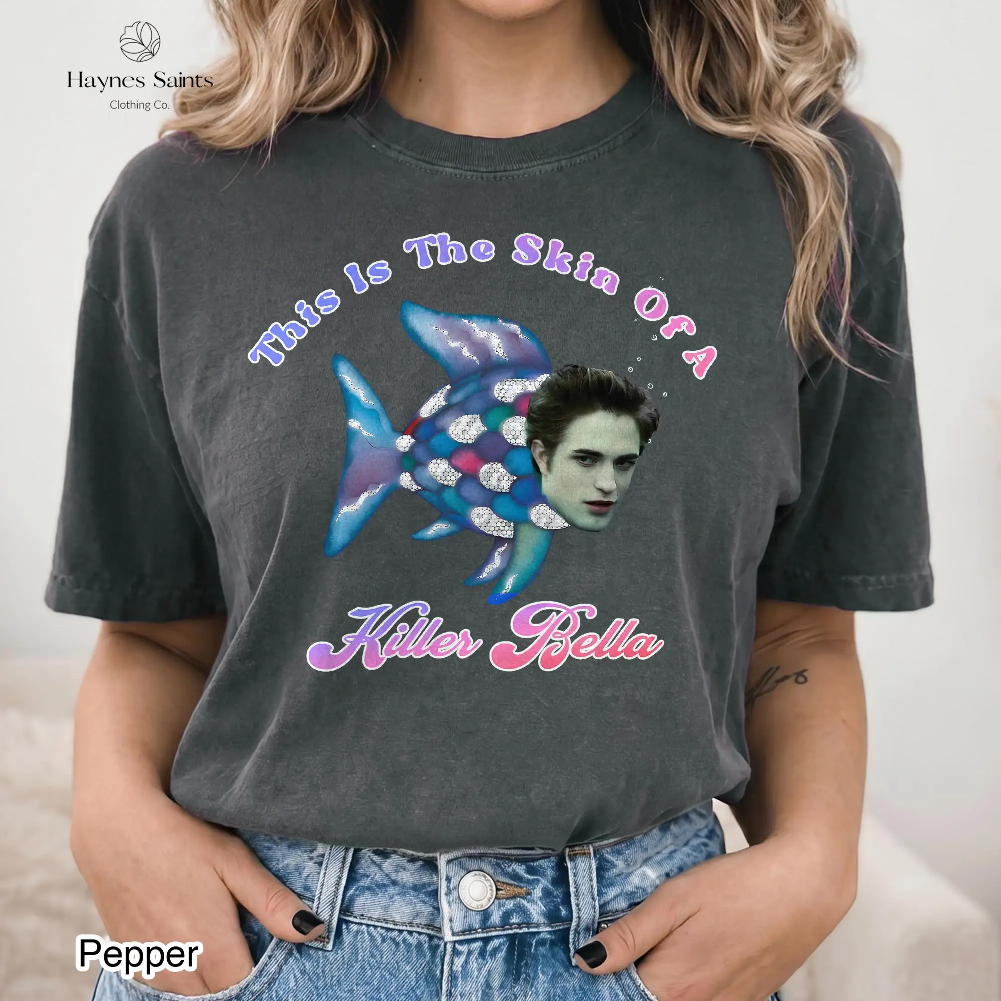 Das ist das T-Shirt „Skin of a Killer Bella“, ein lustiges T-Shirt mit einem Vampir-Fisch-Motiv, ein Retro-T-Shirt mit einem Design, das von Filmen inspiriert ist – ein ideales Geschenk. – Detail 2